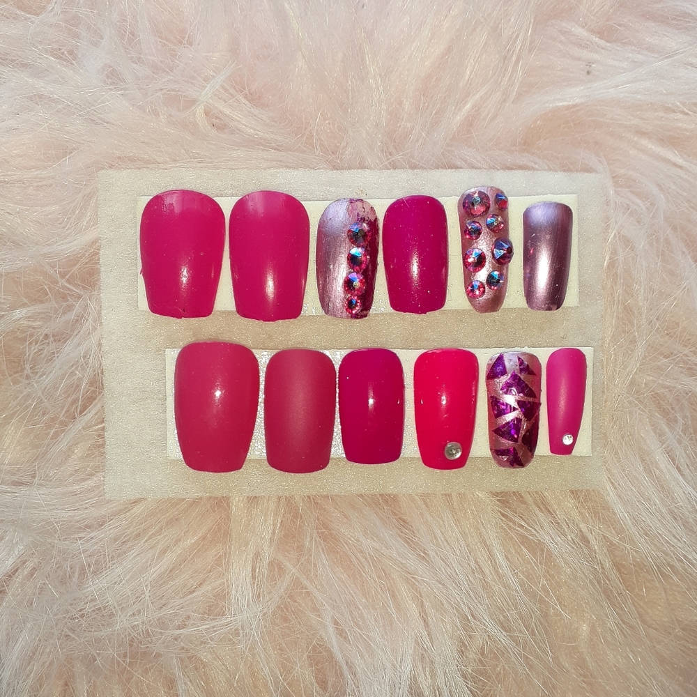 Set of 15 medium length press on nails
